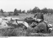 Bundesarchiv_Bild_146-1979-118-55,_Infanterist_mit_Sturmgewehr_44