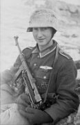Bundesarchiv_Bild_101I-278-0899-26,_Russland,_Soldat_mit_MP_40_im_Schneea